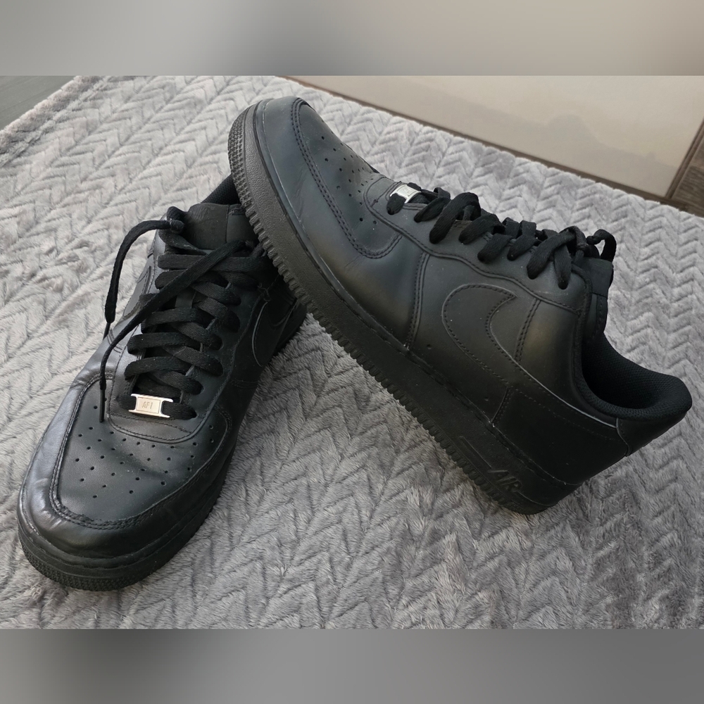 Mens Size 11 Black NIKE Air Force 1 '07 Shoes Sneakers